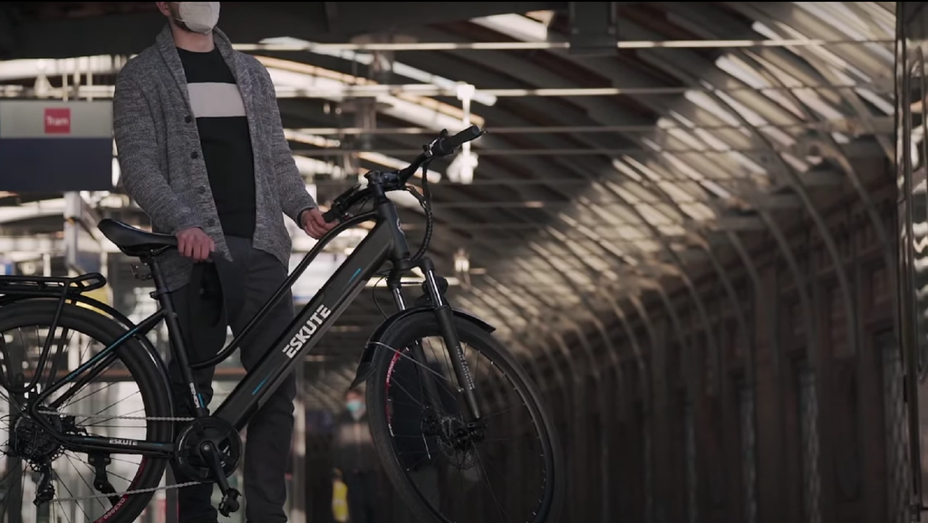 Väntar på tåget på perrongen med elcykeln
