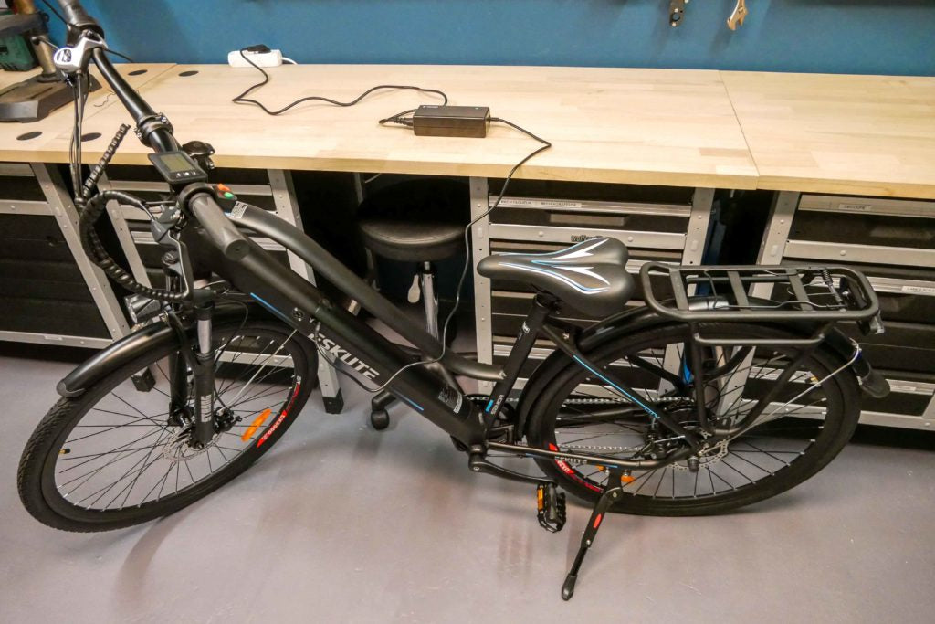 Ladda batteriet direkt på cykeln med laddaren