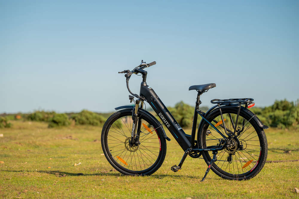 E-cykel med flat styre på gräset