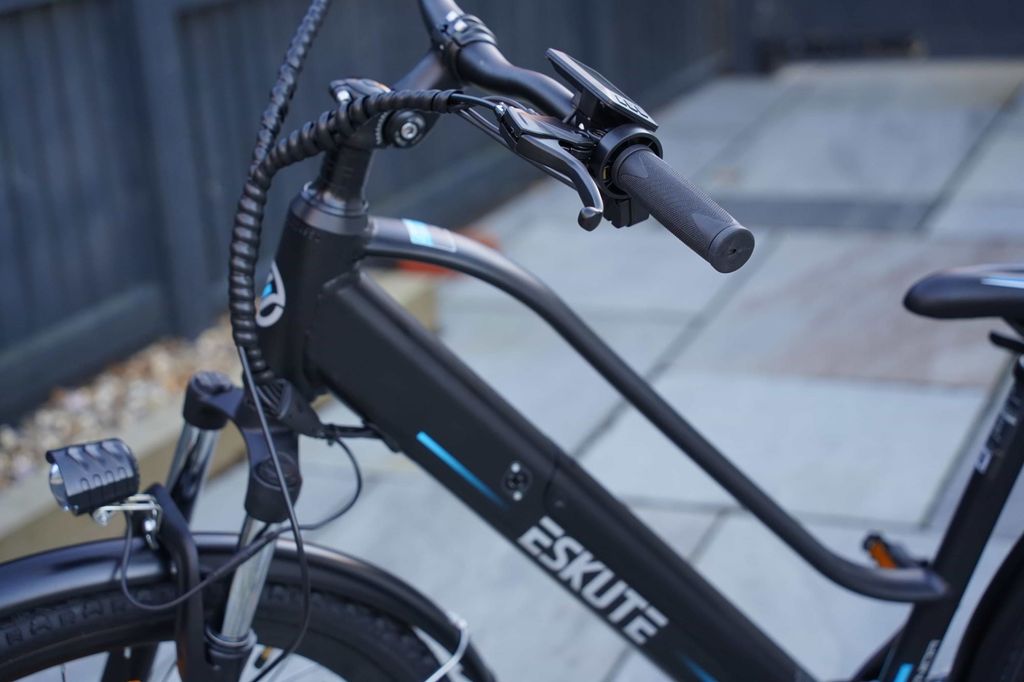 Elcykel med lågt insteg ram