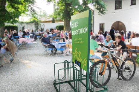 Elcykelladdstation framför restaurang