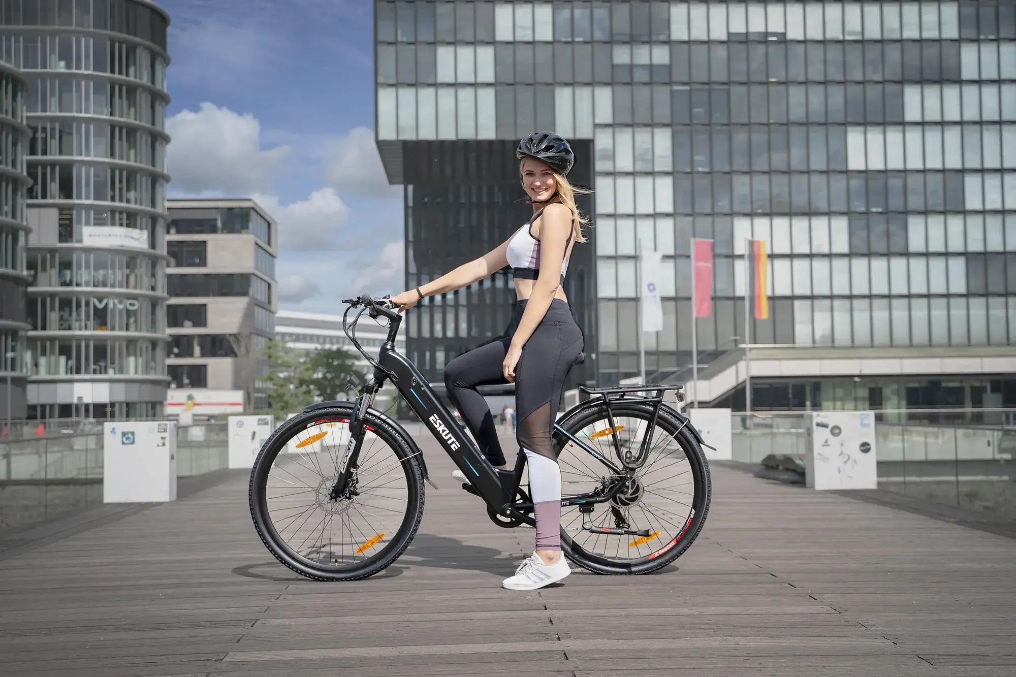 En kontorsarbetare cyklar till jobbet med en elcykel