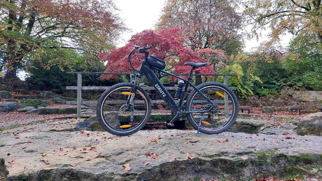 En elcykel står på en sten