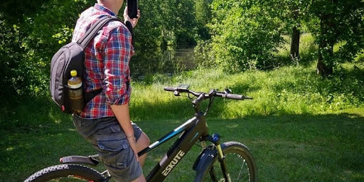 En man som cyklar på en elcykel ute i naturen