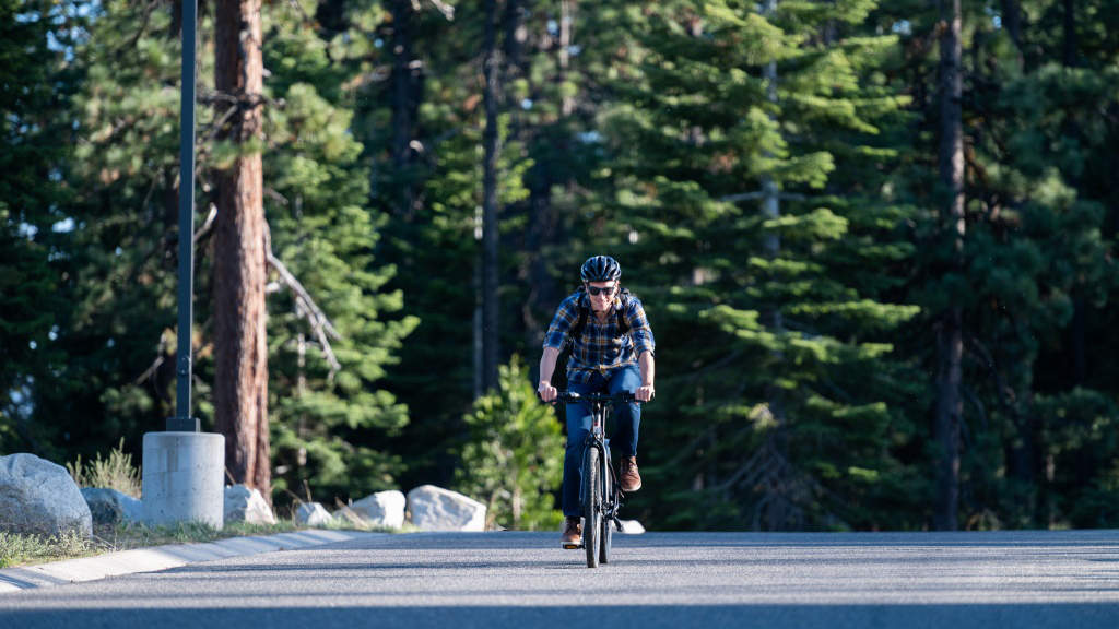 En man cyklar på en elcykel på vägen