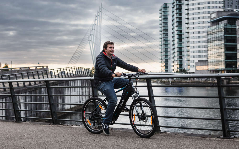 En man cyklar till jobbet på en elcykel