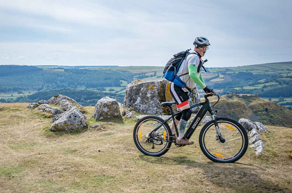 En man cyklar uppför berget med sin hardtail-elcykel