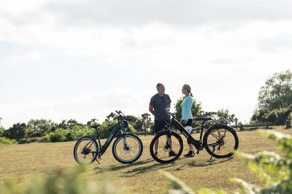 En man och en kvinna samtalar bakom sina elcyklar