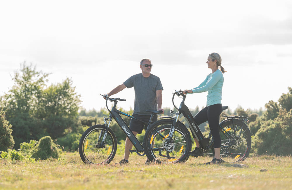 En man pratar med en kvinna på elcykeln
