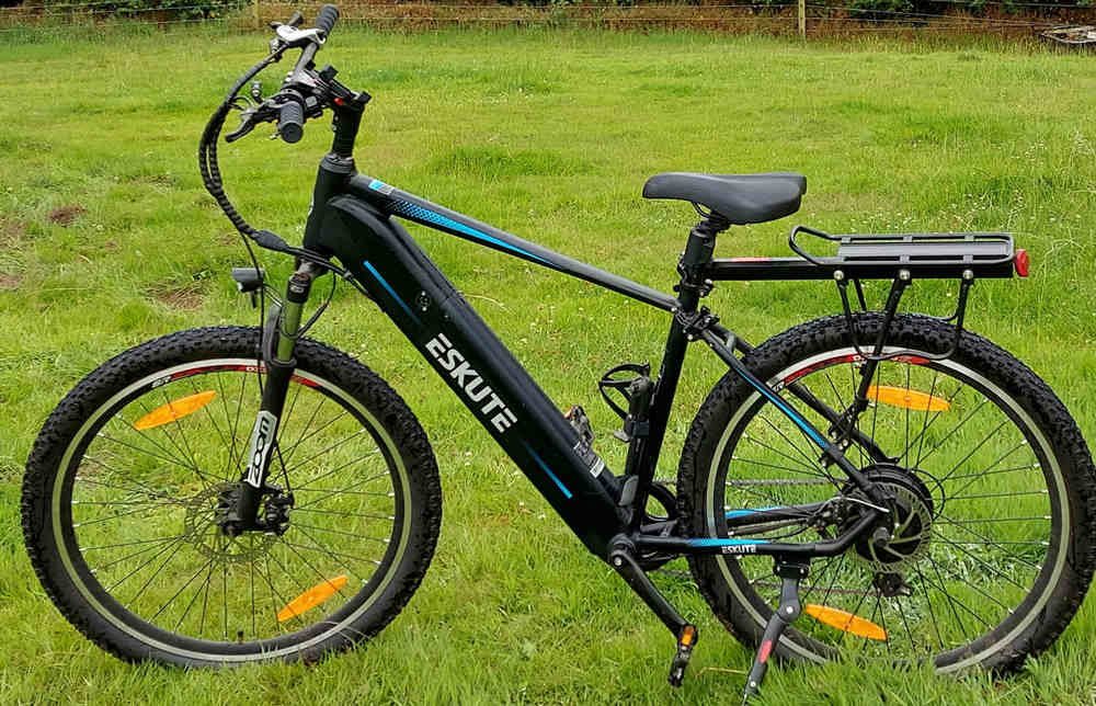 En elcykel parkerad i gräset