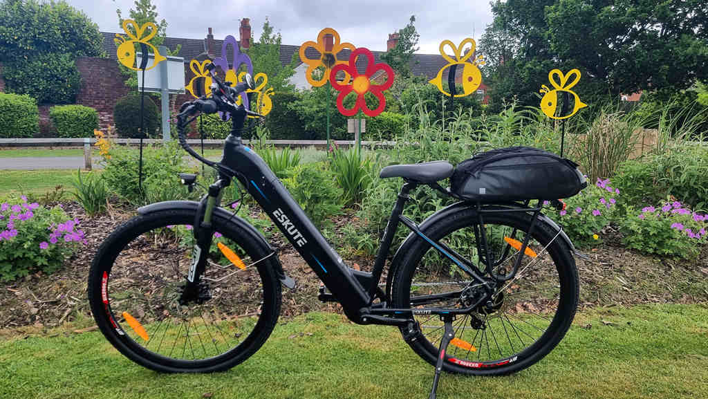 En elcykel parkerad i parken