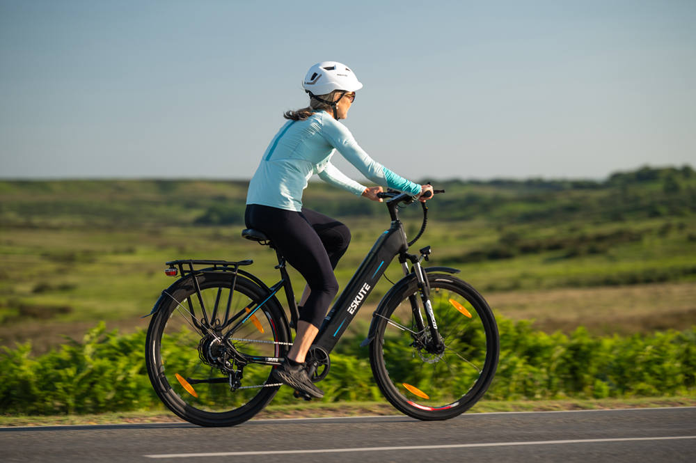 En kvinna gillar att cykla för att bygga upp sina sätesmuskler.