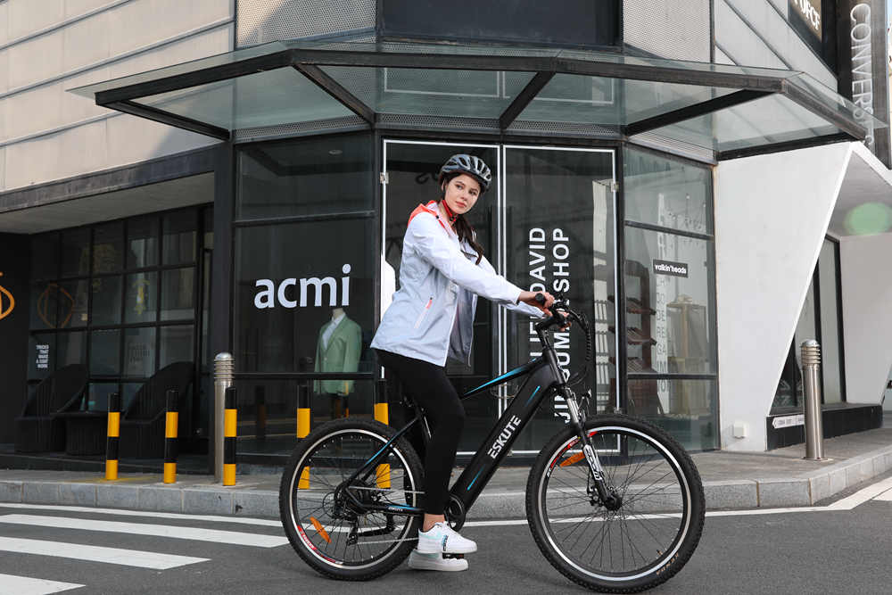 En kvinna cyklar på gatan