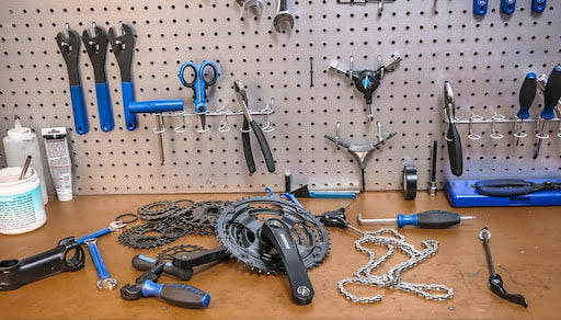Några cykelunderhållsverktyg läggs fram på bordet