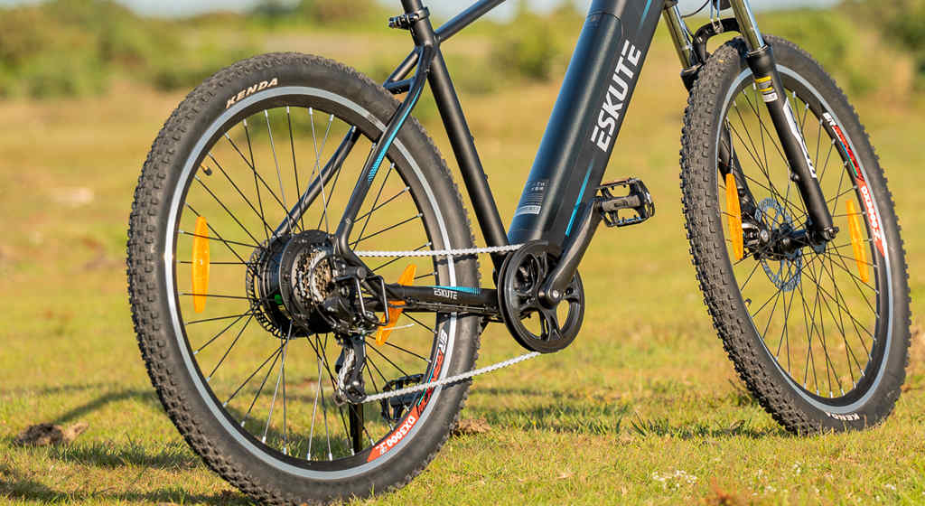 El-mountainbike med kedjeväxel på ängar