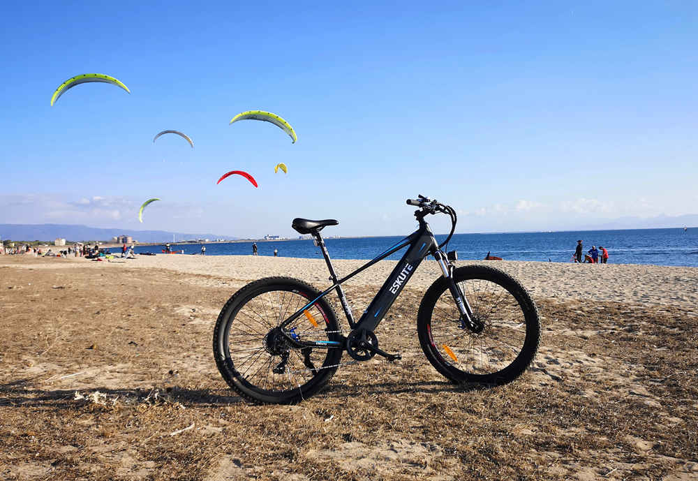 Elcykel vid havet