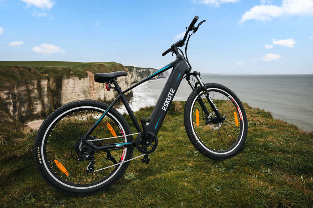 Eskute Netuno mountainbike på klippa vid havet