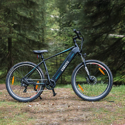 En elcykel står i djupa skogen