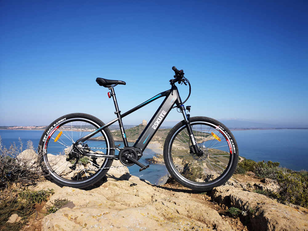 Netuno el-mountainbike på bergstoppen