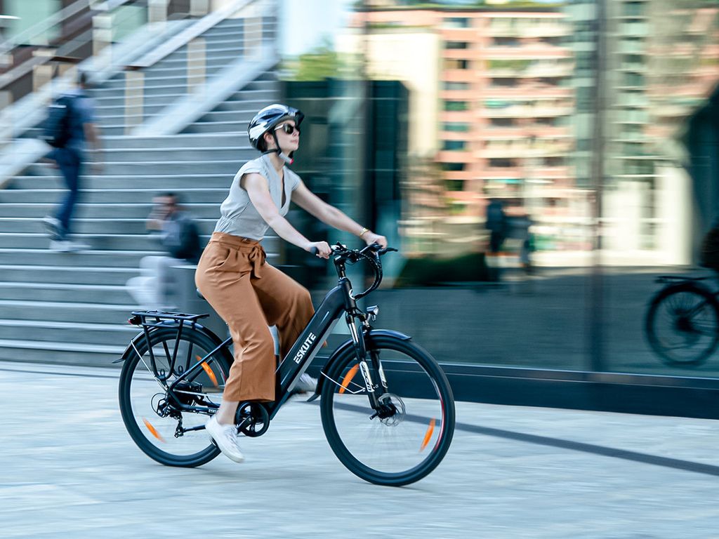 Med Eskute City elcykel i staden