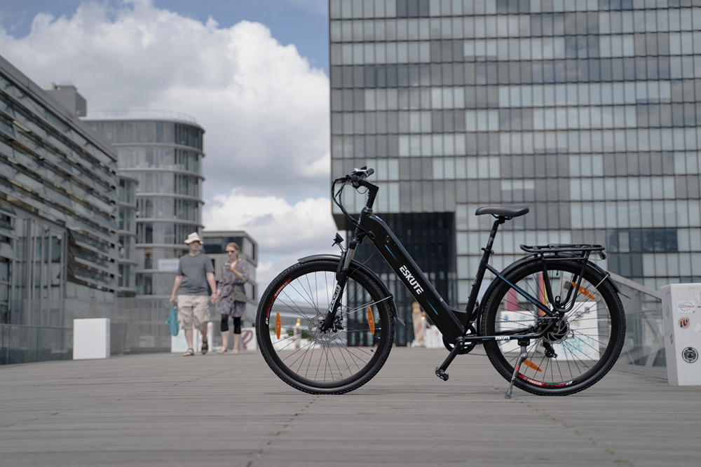 Trampa genom E-Bike Polluno vid byggnadens framsida