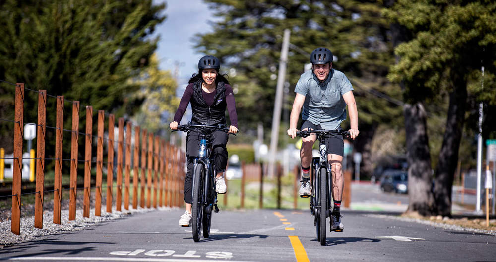 Två förare cyklar på vägen med sina 350 W elcyklar