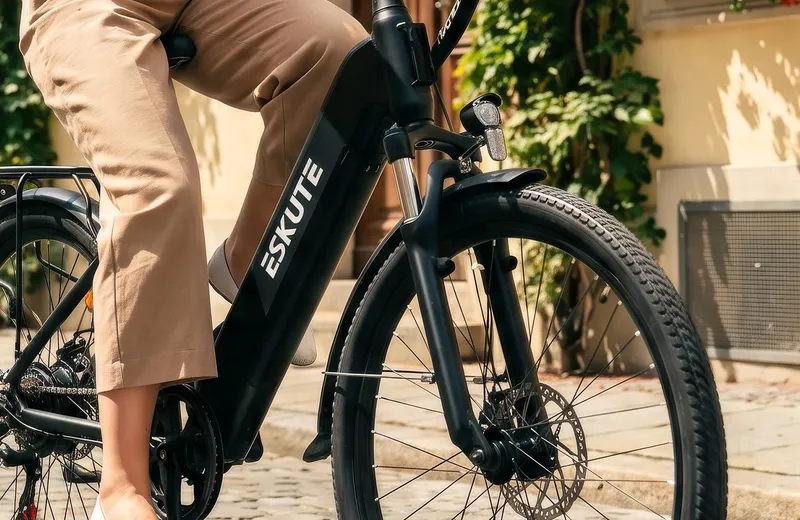 C202 City-E-Bike auf unebenem Untergrund mit Federgabel für spürbar mehr Fahrkomfort und Stabilität