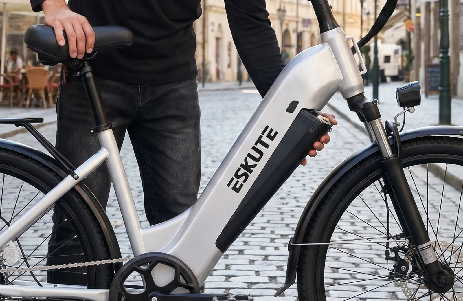 Einfach entnehmbarer Akku des C202 City-E-Bikes wird im urbanen Alltag mühelos eingesetzt und entfernt