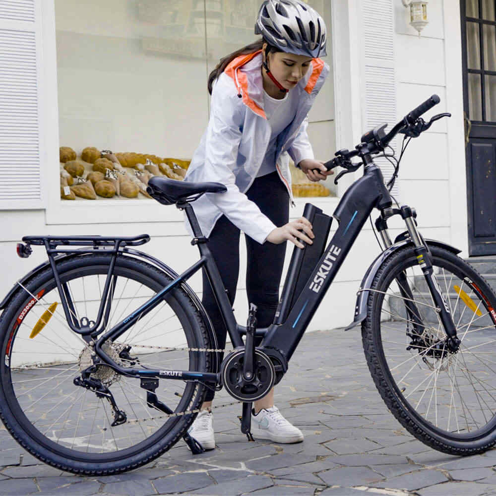 en kvinna byter batteri på en elcykel
