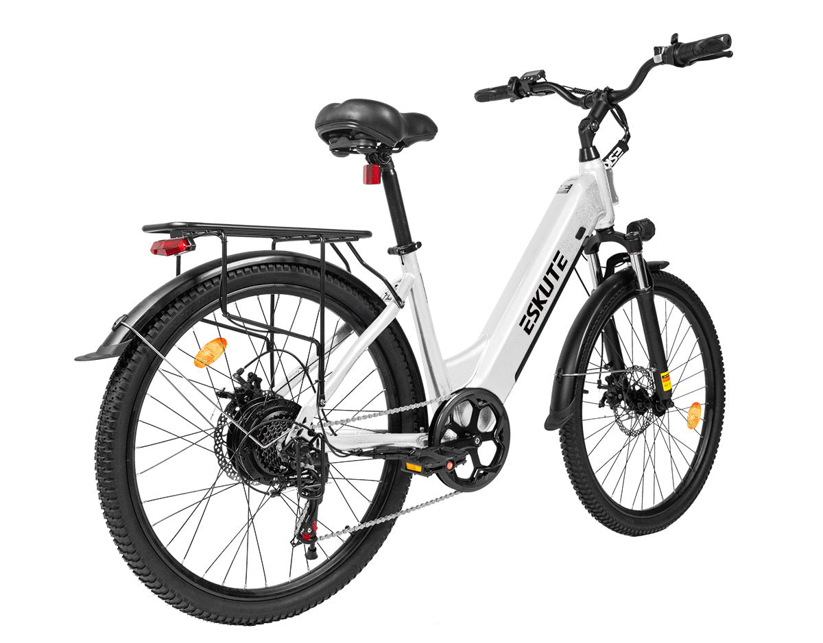 Eskute C202 Weiß City-E-Bike, Rückansicht mit Gepäckträger und sauber integriertem Design.