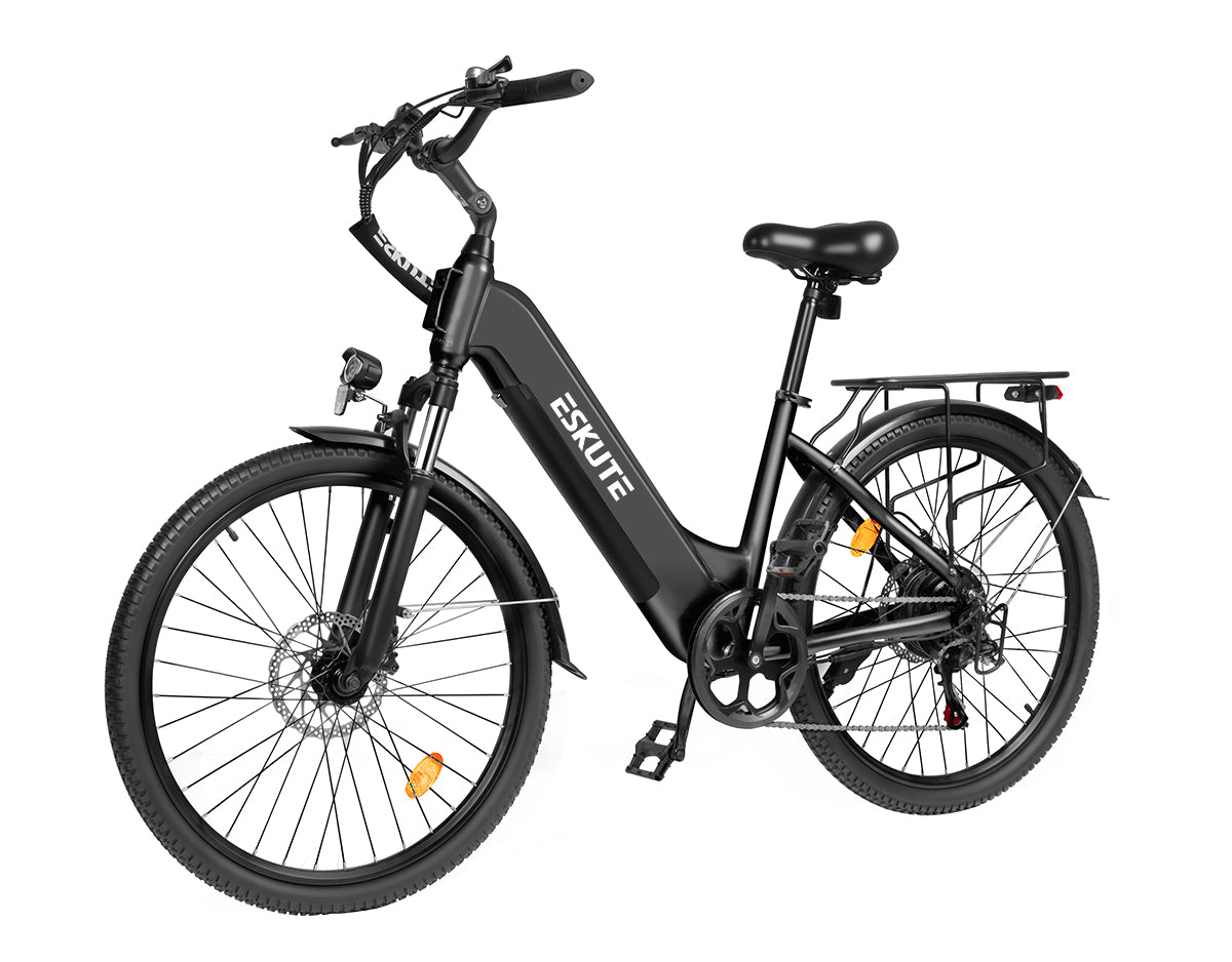 Eskute C202 Schwarz City-E-Bike, 45°-Ansicht von links, zeigt das elegante Rahmendesign.