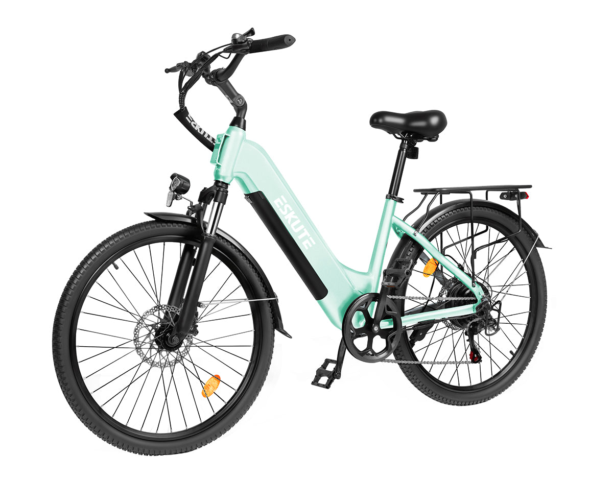 Eskute C202 Grün City-E-Bike, 45°-Ansicht von links, zeigt den komfortablen Trapezrahmen.