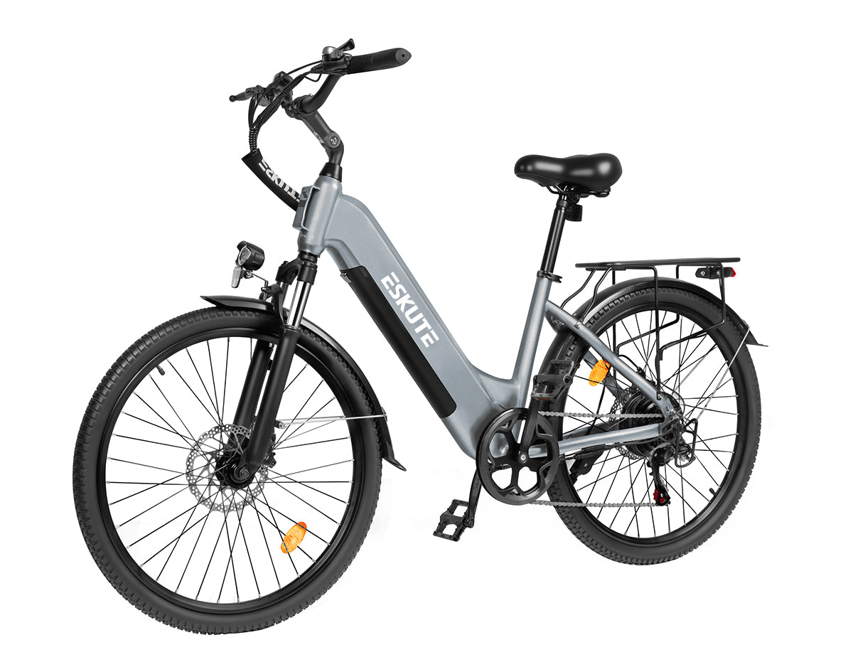 Eskute C202 Grau City-E-Bike, 45°-Ansicht von links, komfortabler Trapezrahmen für einfache Nutzung.