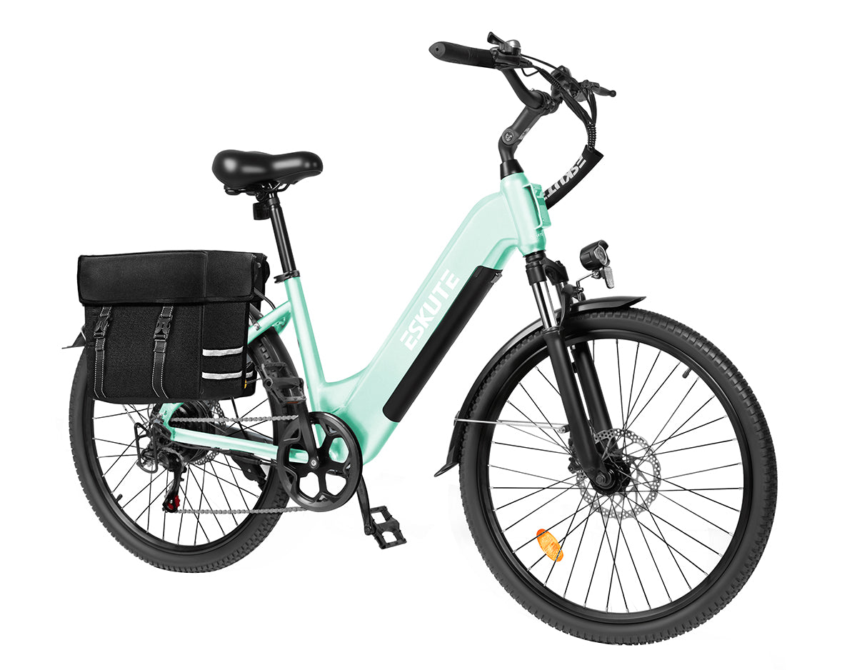 Eskute C202 Grün E-Bike mit Satteltasche, 45°-Ansicht von rechts, perfekt für den Alltag.