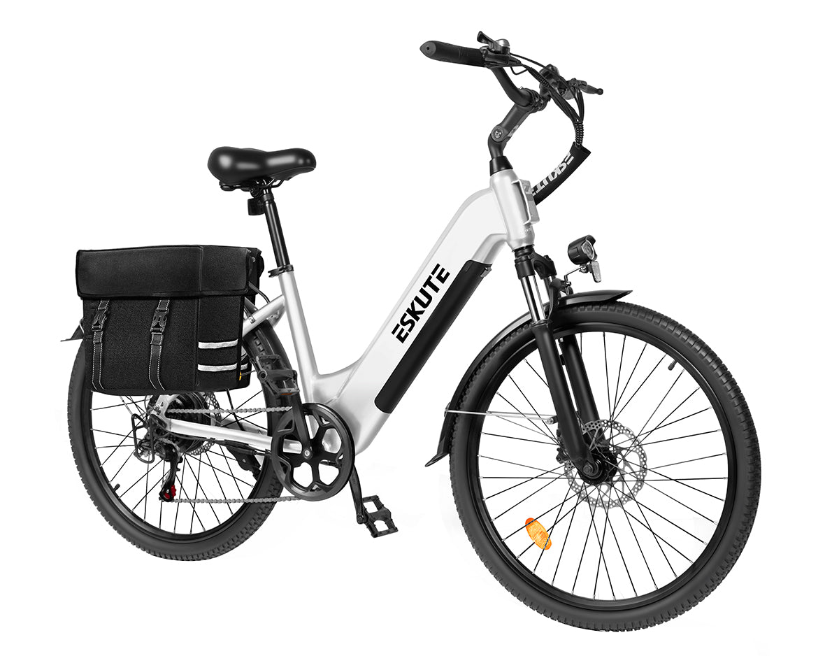Eskute C202 Weiß City-E-Bike mit Satteltasche, 45°-Ansicht von rechts für komfortables Pendeln.