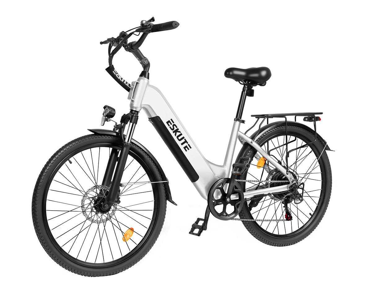 Eskute C202 Weiß City-E-Bike, 45°-Ansicht von links, zeigt das komfortable Trapezrahmen-Design.