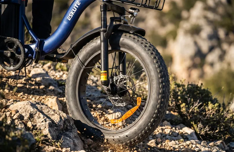 20×4,0 Zoll Breitreifen mit Federgabel für komfortables und sicheres Fahren mit dem Eskute D202 E-Bike