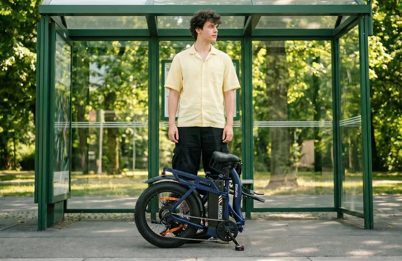 Zusammengeklapptes Eskute D202 E-Bike für Pendeln, Bus und platzsparendes Verstauen
