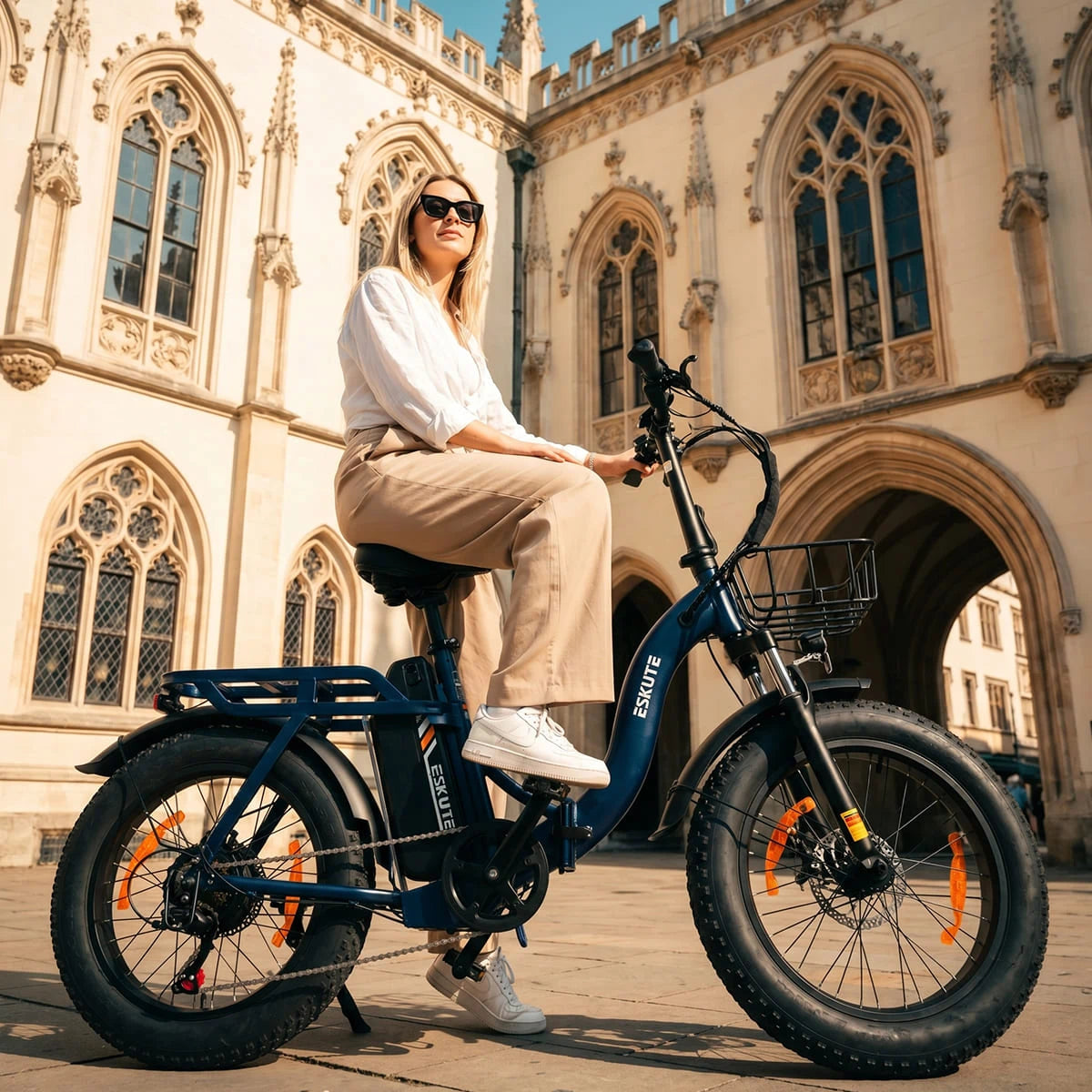 Eskute D202 Klapp-E-Bike in Blau mit sichtbarem herausnehmbarem Akku im Stadtverkehr