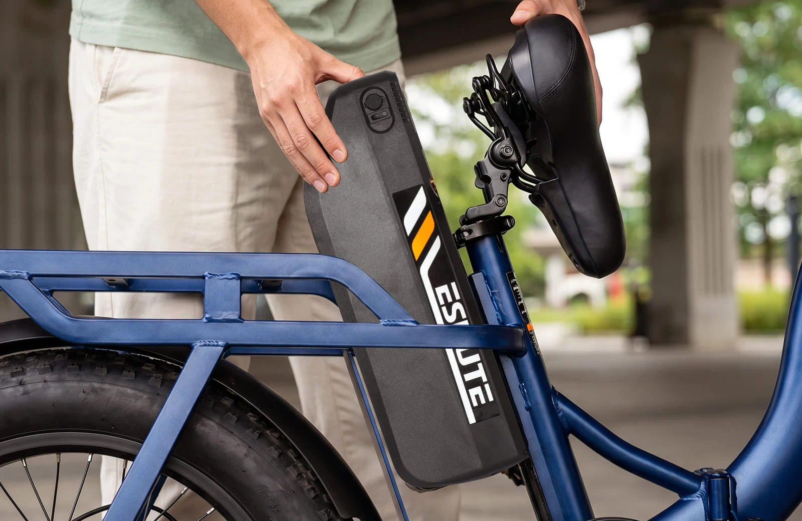 Leicht entnehmbarer Akku des Eskute D202 E-Bikes für bequemes Laden zu Hause oder im Büro