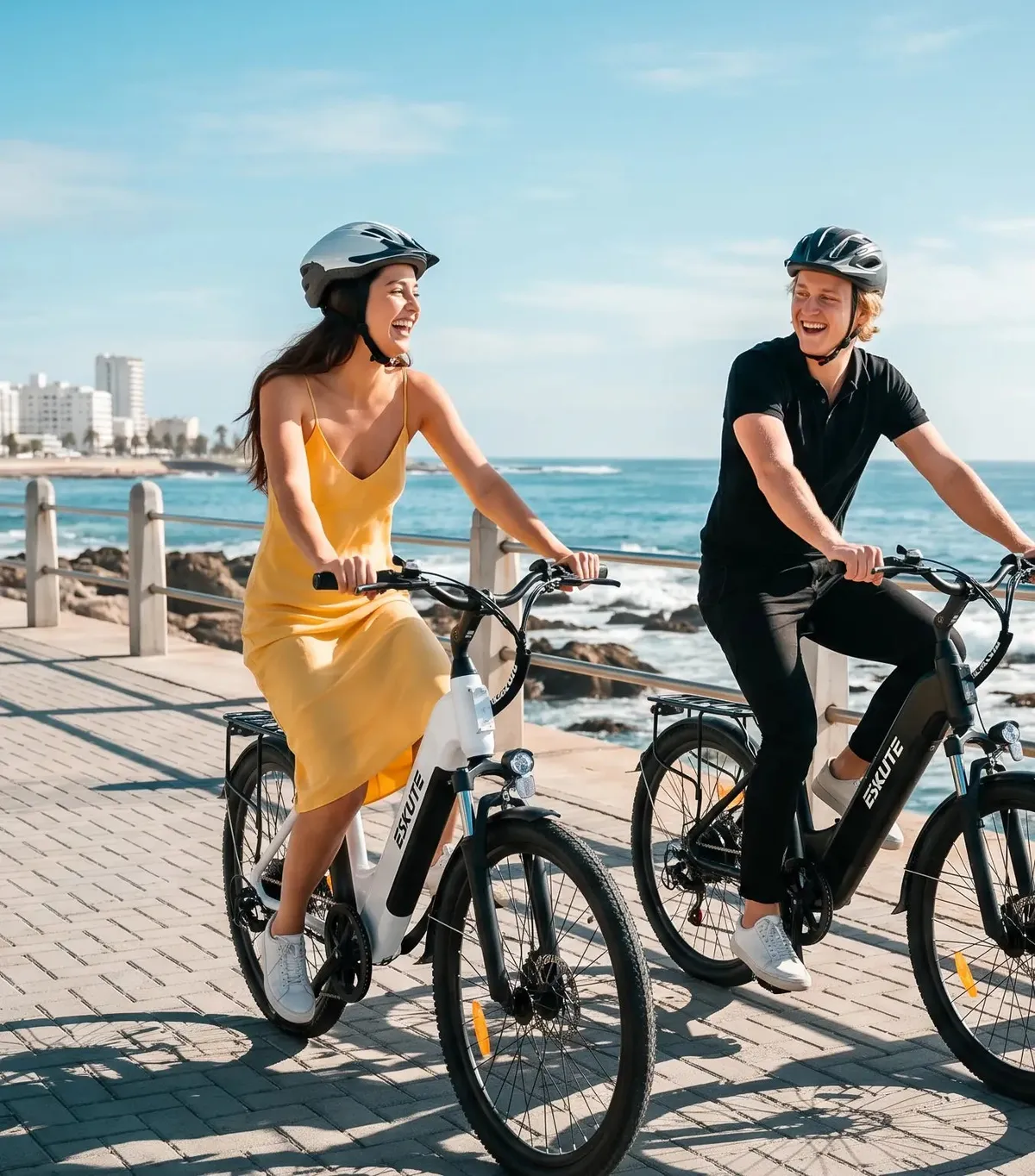 Paar fährt Eskute E-Bikes entlang eines Küstenparks in entspannter Atmosphäre
