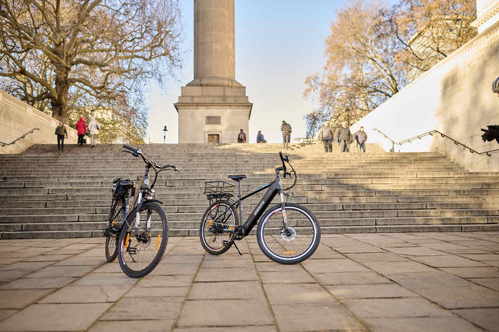 eskute E-Bikes framför trappan