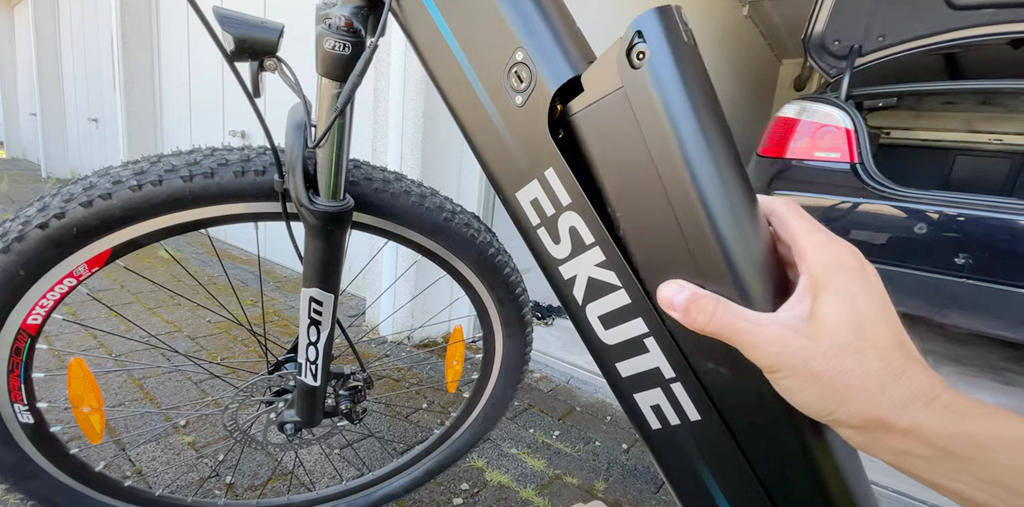 sätt batteriet på el-mountainbiken